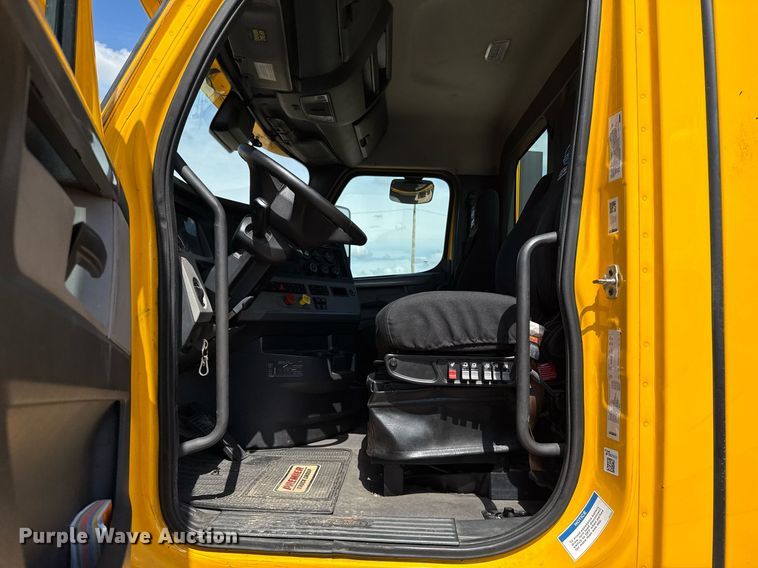 image for item EJ4825 2021 Freightliner Cascadia 126 semi truck