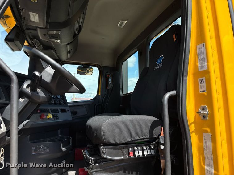 image for item EJ4825 2021 Freightliner Cascadia 126 semi truck