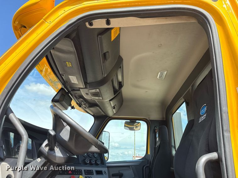 image for item EJ4825 2021 Freightliner Cascadia 126 semi truck