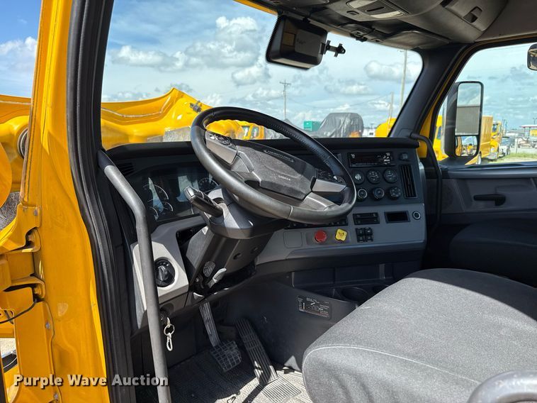 image for item EJ4825 2021 Freightliner Cascadia 126 semi truck