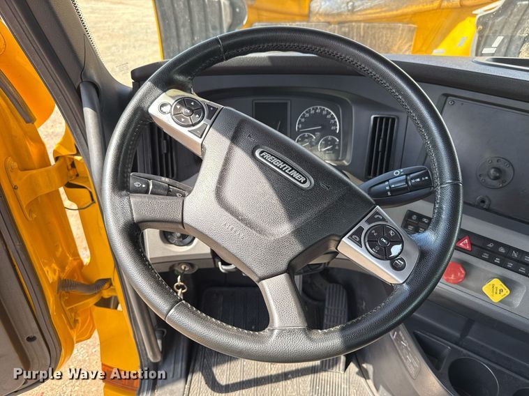 image for item EJ4825 2021 Freightliner Cascadia 126 semi truck