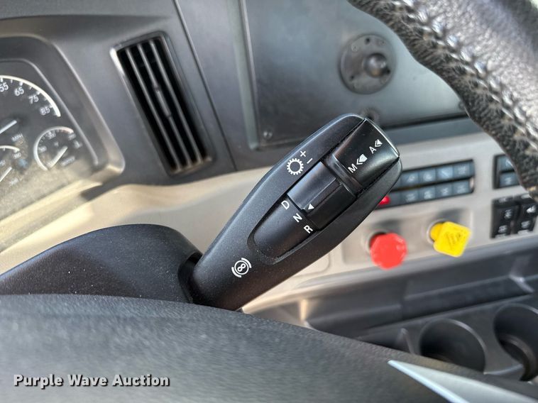 image for item EJ4825 2021 Freightliner Cascadia 126 semi truck