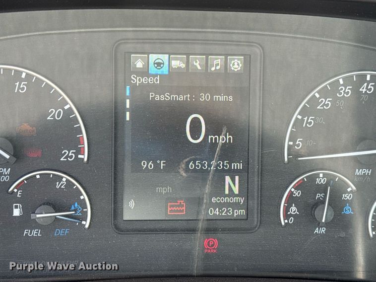 image for item EJ4825 2021 Freightliner Cascadia 126 semi truck