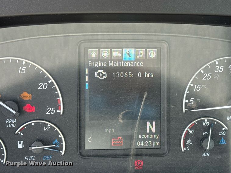 image for item EJ4825 2021 Freightliner Cascadia 126 semi truck