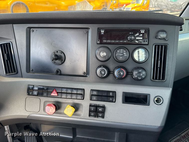 image for item EJ4825 2021 Freightliner Cascadia 126 semi truck