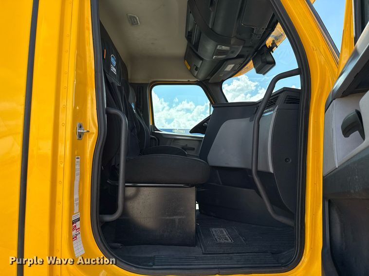 image for item EJ4825 2021 Freightliner Cascadia 126 semi truck