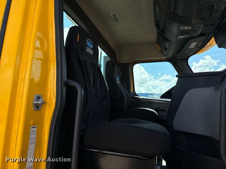 image for item EJ4825 2021 Freightliner Cascadia 126 semi truck