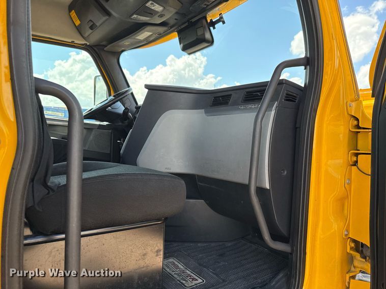 image for item EJ4825 2021 Freightliner Cascadia 126 semi truck