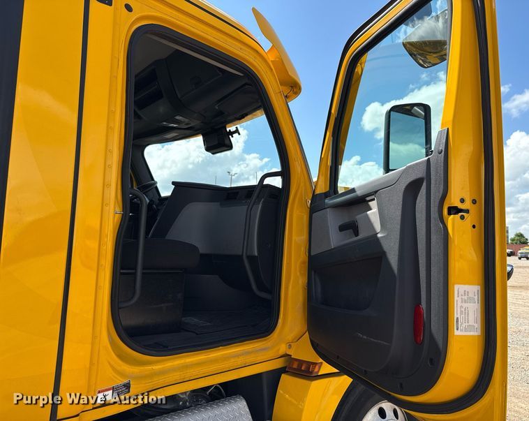 image for item EJ4825 2021 Freightliner Cascadia 126 semi truck