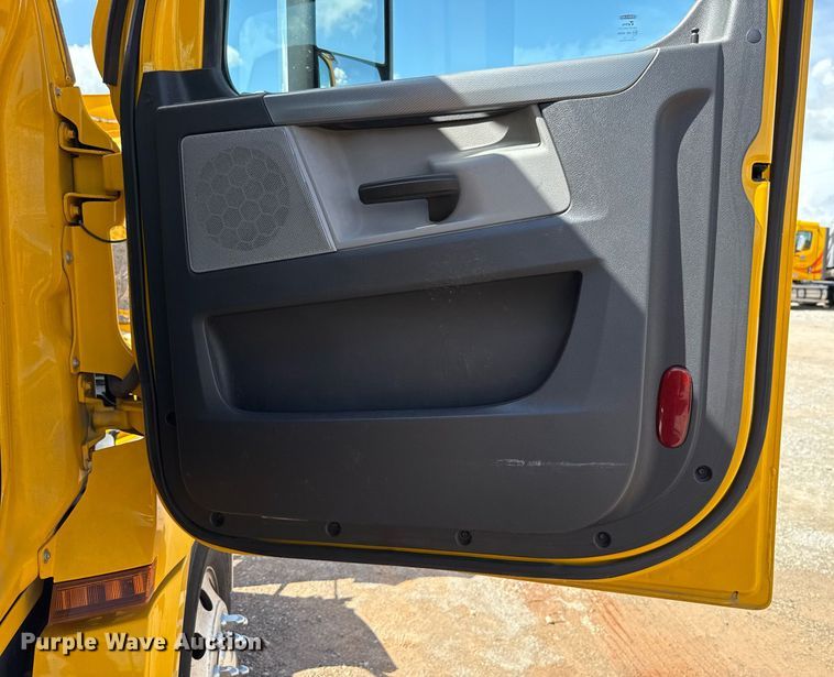 image for item EJ4825 2021 Freightliner Cascadia 126 semi truck