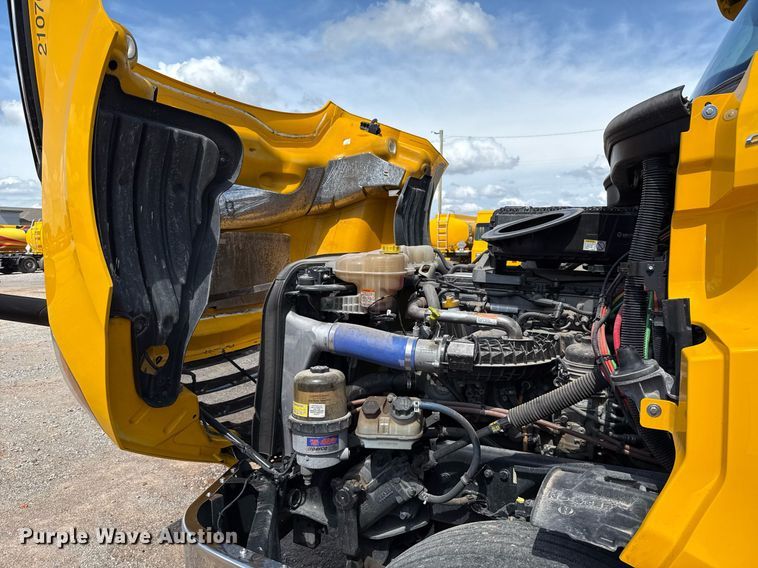 image for item EJ4825 2021 Freightliner Cascadia 126 semi truck