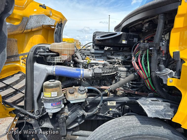 image for item EJ4825 2021 Freightliner Cascadia 126 semi truck