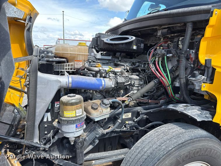 image for item EJ4825 2021 Freightliner Cascadia 126 semi truck