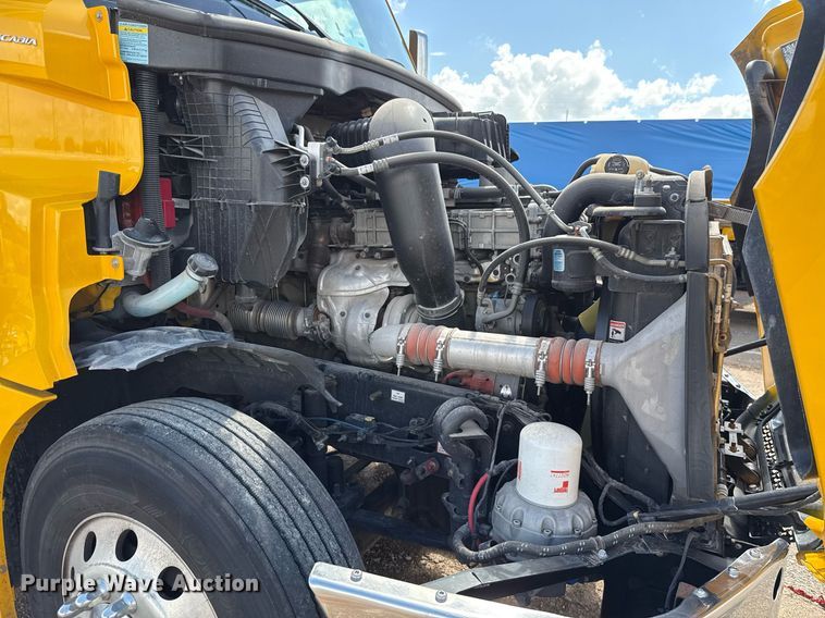 image for item EJ4825 2021 Freightliner Cascadia 126 semi truck