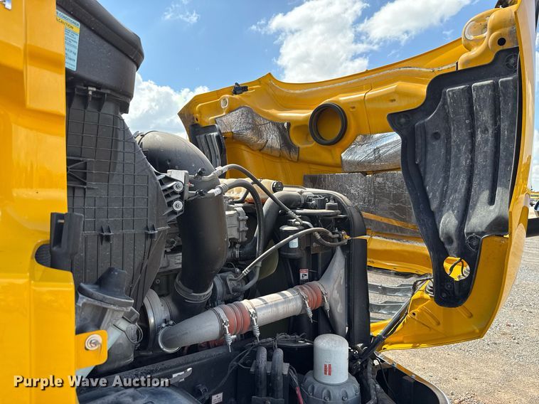 image for item EJ4825 2021 Freightliner Cascadia 126 semi truck