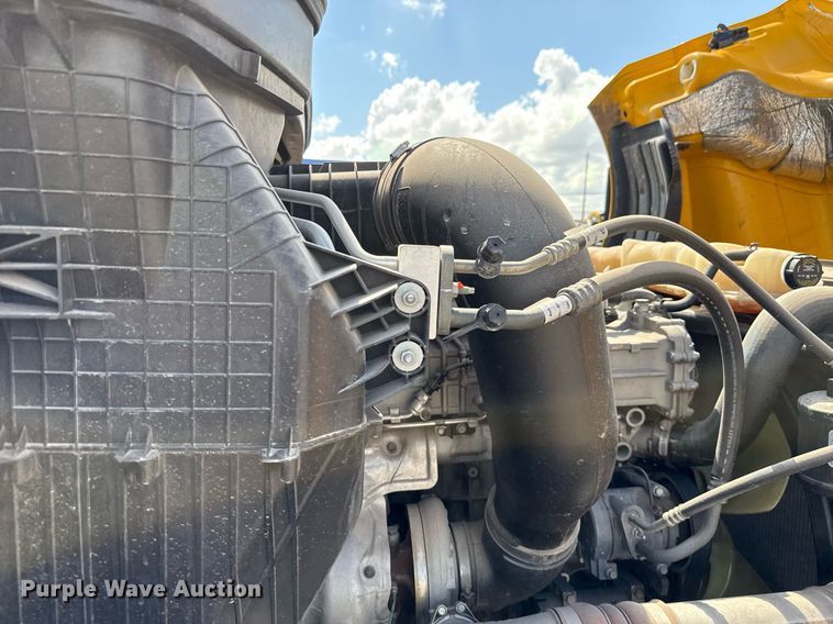 image for item EJ4825 2021 Freightliner Cascadia 126 semi truck