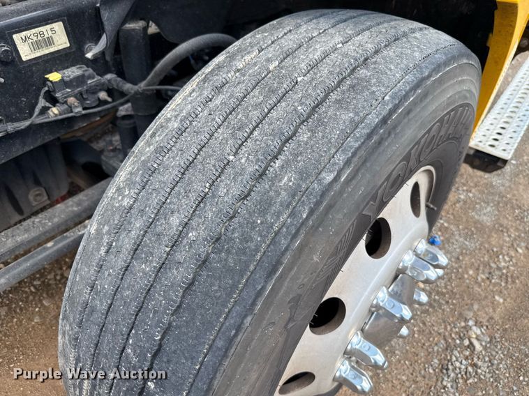 image for item EJ4825 2021 Freightliner Cascadia 126 semi truck