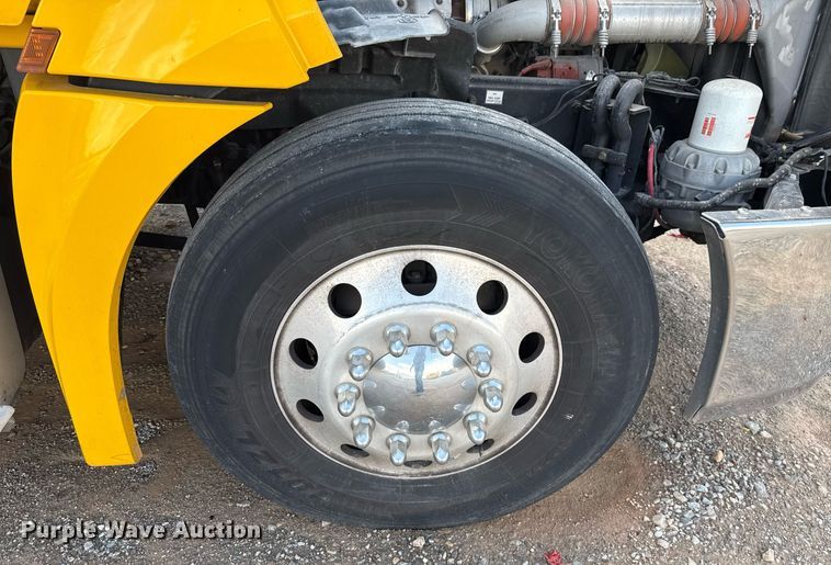 image for item EJ4825 2021 Freightliner Cascadia 126 semi truck