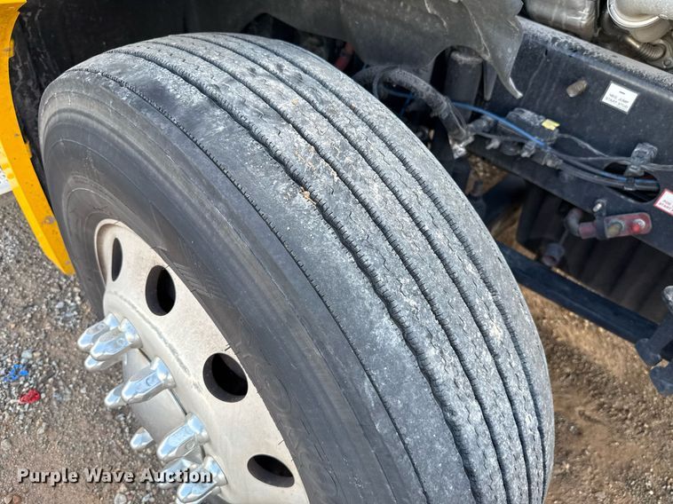 image for item EJ4825 2021 Freightliner Cascadia 126 semi truck