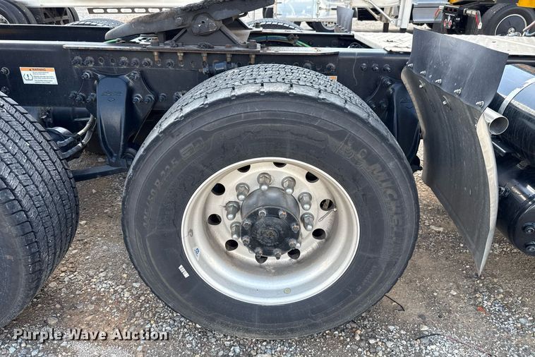 image for item EJ4825 2021 Freightliner Cascadia 126 semi truck