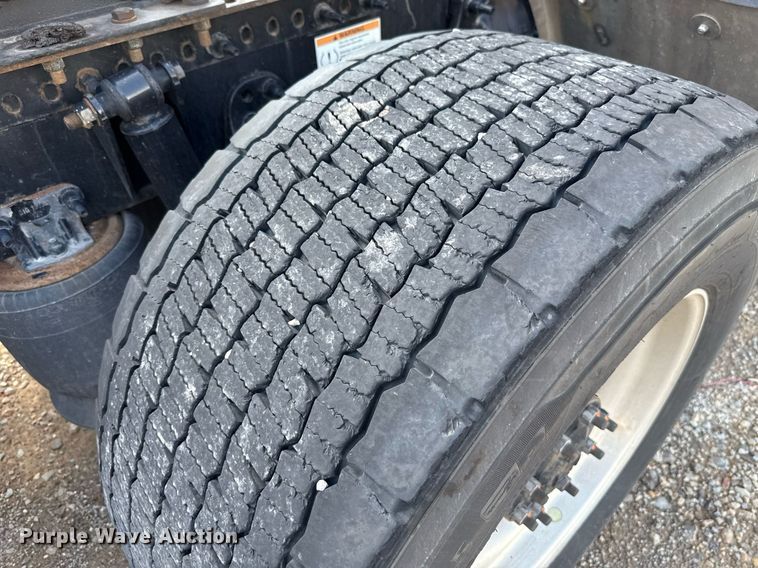 image for item EJ4825 2021 Freightliner Cascadia 126 semi truck