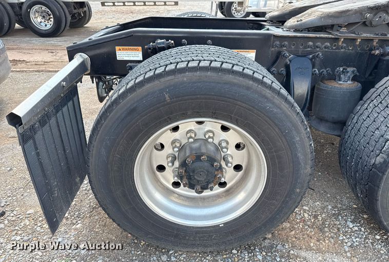 image for item EJ4825 2021 Freightliner Cascadia 126 semi truck