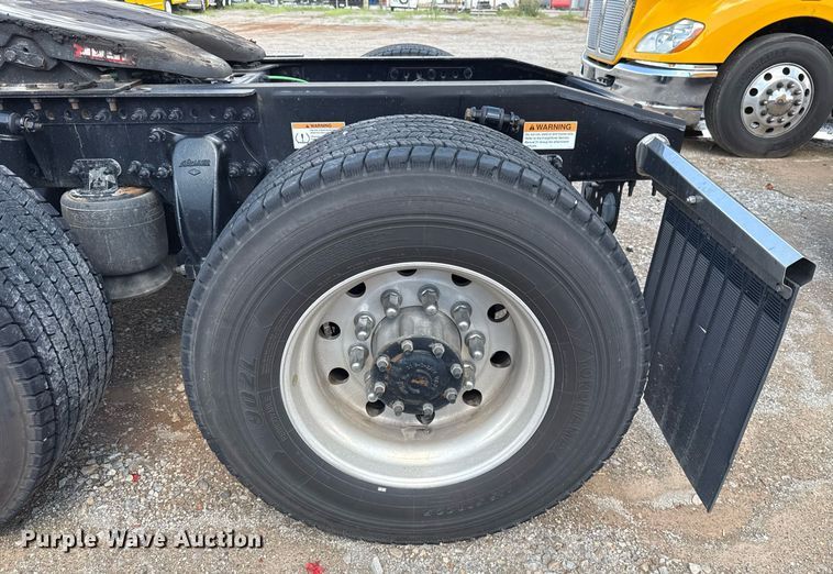 image for item EJ4825 2021 Freightliner Cascadia 126 semi truck