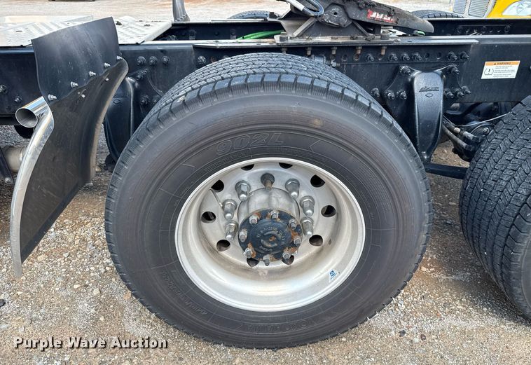 image for item EJ4825 2021 Freightliner Cascadia 126 semi truck