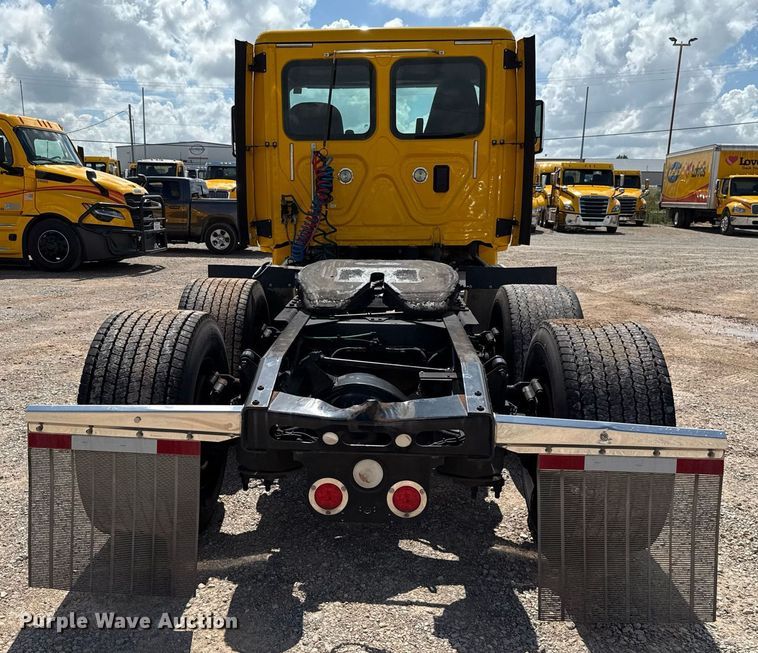 image for item EJ4826 2017 Freightliner Cascadia 125 semi truck