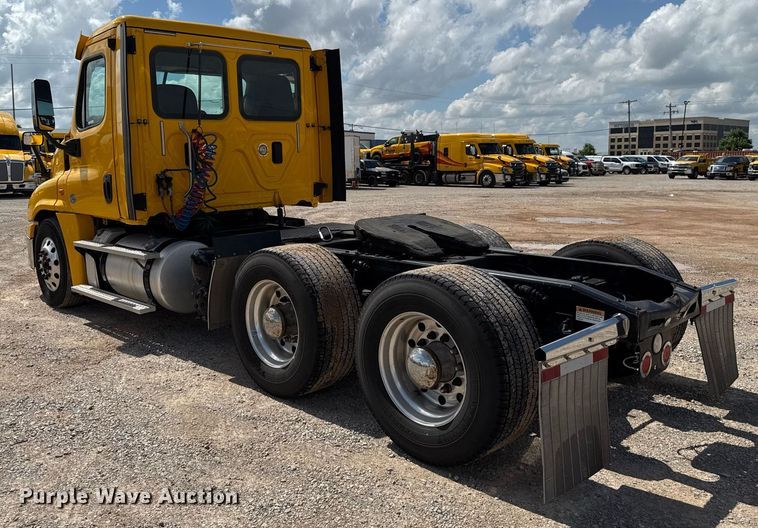 image for item EJ4826 2017 Freightliner Cascadia 125 semi truck