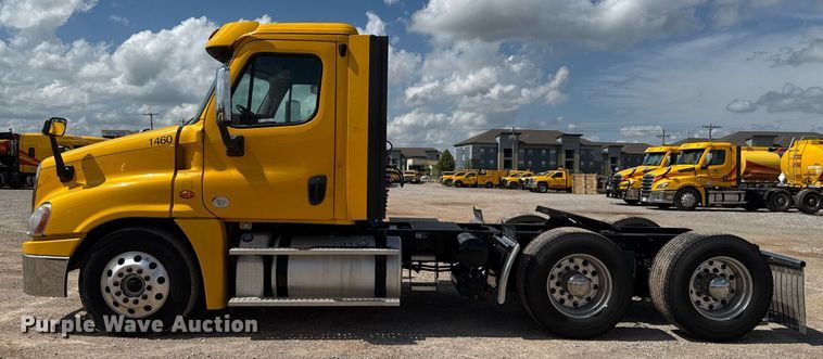 image for item EJ4826 2017 Freightliner Cascadia 125 semi truck