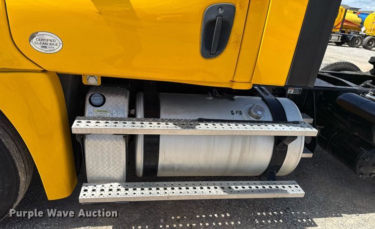 image for item EJ4826 2017 Freightliner Cascadia 125 semi truck