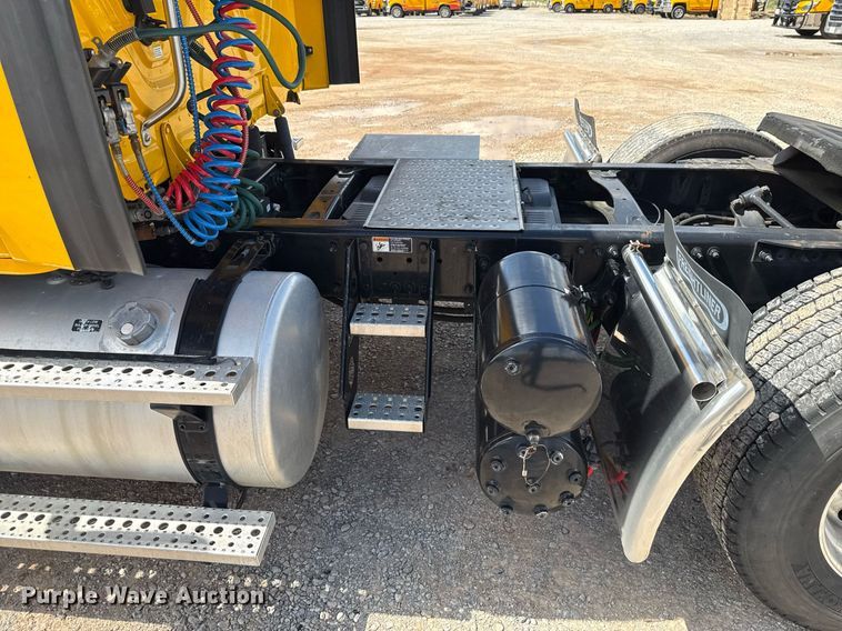 image for item EJ4826 2017 Freightliner Cascadia 125 semi truck