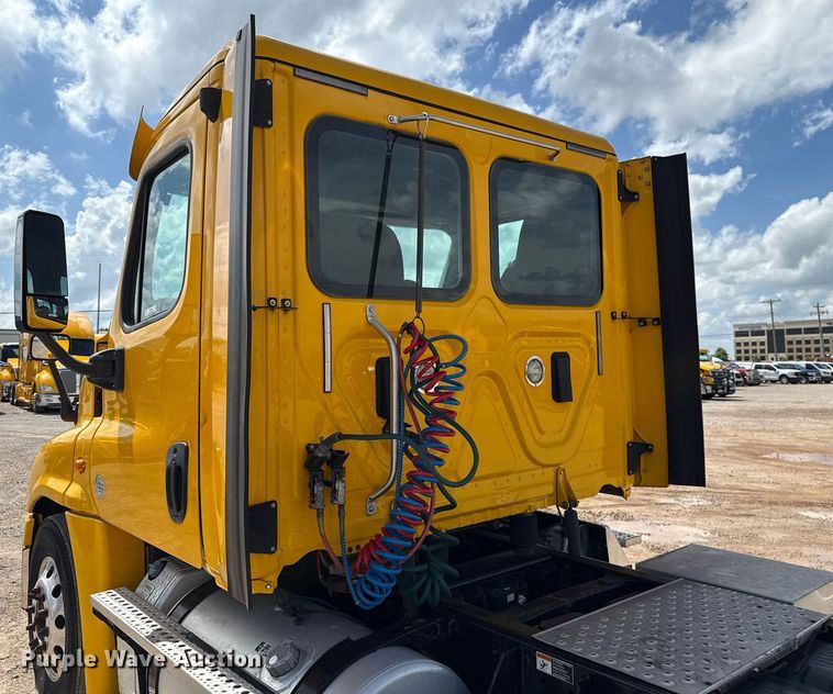 image for item EJ4826 2017 Freightliner Cascadia 125 semi truck