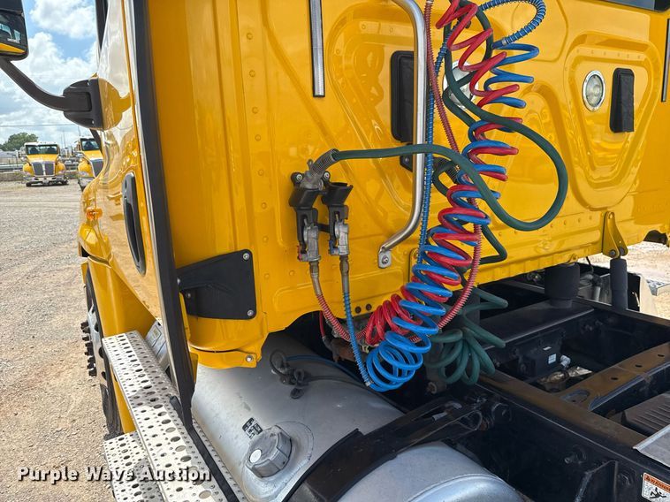 image for item EJ4826 2017 Freightliner Cascadia 125 semi truck