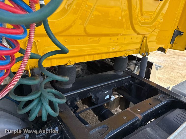 image for item EJ4826 2017 Freightliner Cascadia 125 semi truck