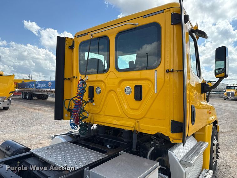 image for item EJ4826 2017 Freightliner Cascadia 125 semi truck