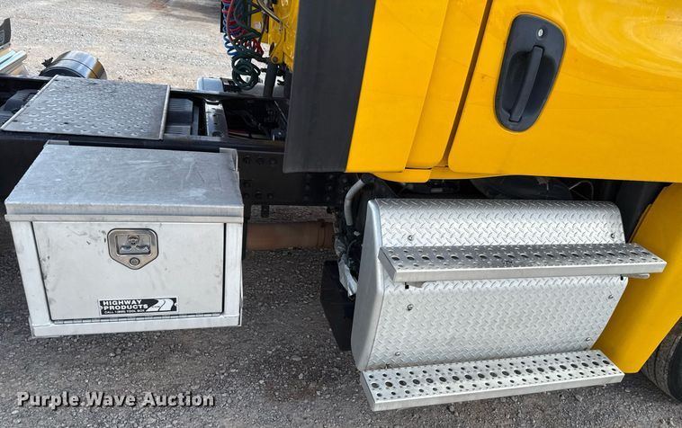 image for item EJ4826 2017 Freightliner Cascadia 125 semi truck