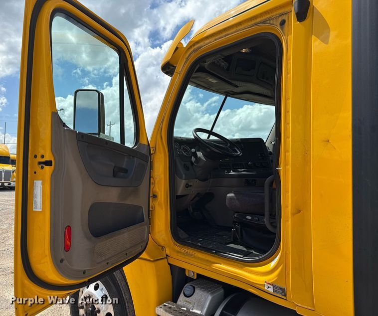 image for item EJ4826 2017 Freightliner Cascadia 125 semi truck