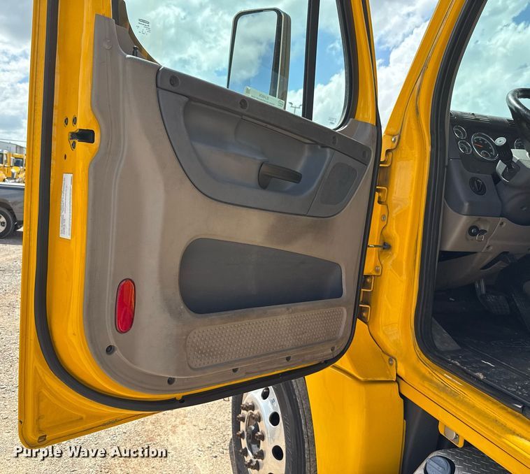 image for item EJ4826 2017 Freightliner Cascadia 125 semi truck