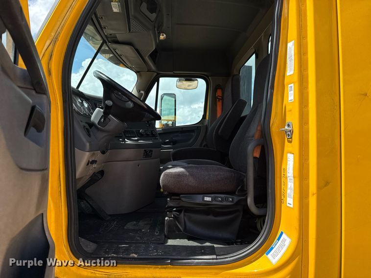 image for item EJ4826 2017 Freightliner Cascadia 125 semi truck