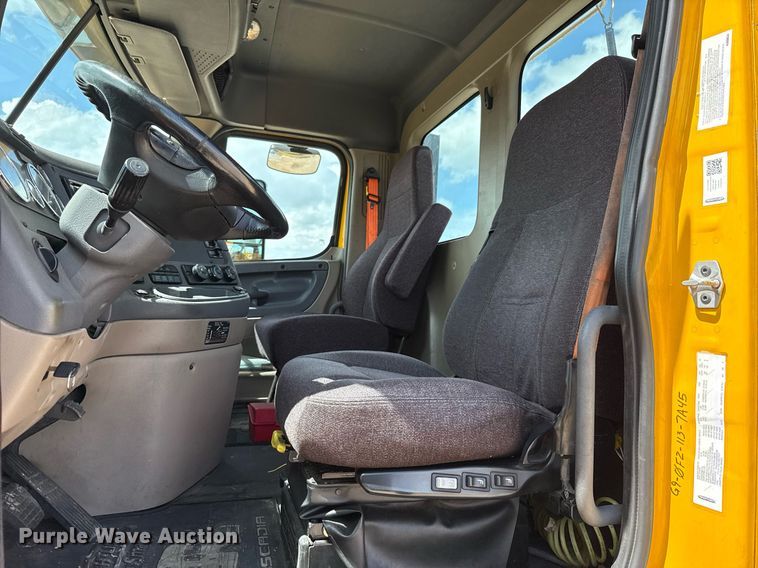 image for item EJ4826 2017 Freightliner Cascadia 125 semi truck