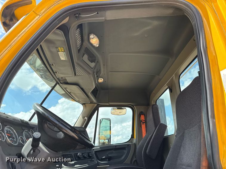 image for item EJ4826 2017 Freightliner Cascadia 125 semi truck