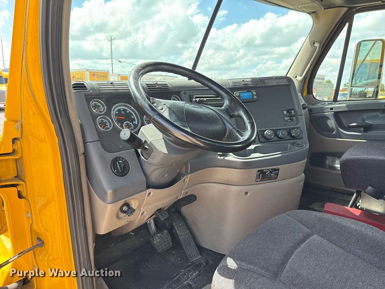 image for item EJ4826 2017 Freightliner Cascadia 125 semi truck