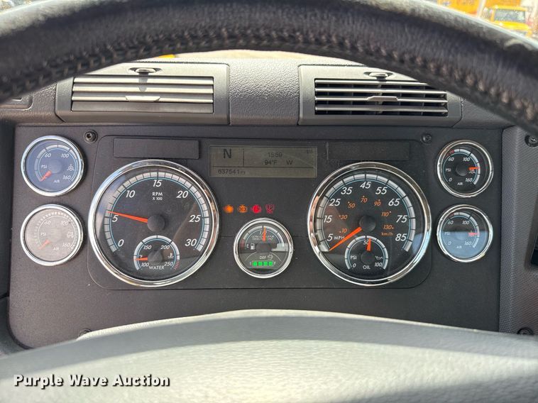 image for item EJ4826 2017 Freightliner Cascadia 125 semi truck