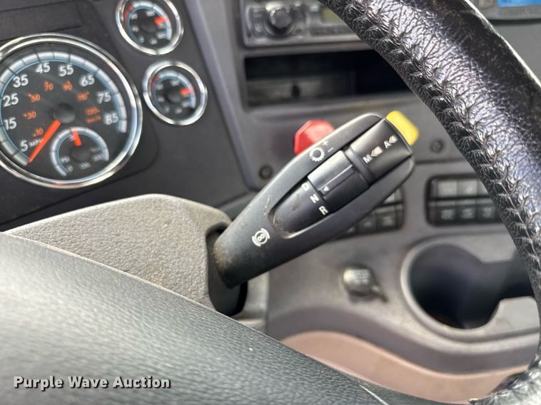 image for item EJ4826 2017 Freightliner Cascadia 125 semi truck