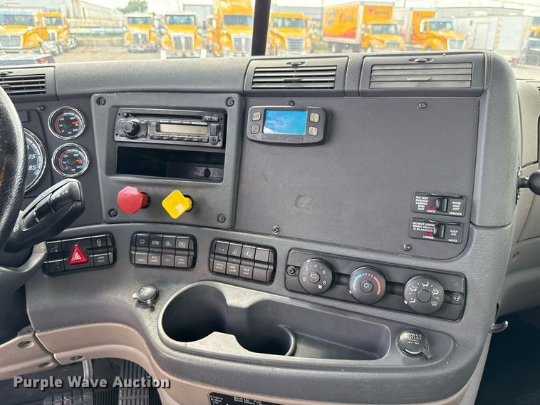 image for item EJ4826 2017 Freightliner Cascadia 125 semi truck