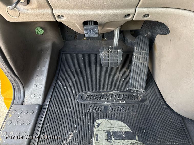 image for item EJ4826 2017 Freightliner Cascadia 125 semi truck