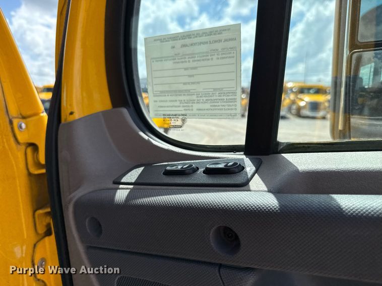 image for item EJ4826 2017 Freightliner Cascadia 125 semi truck