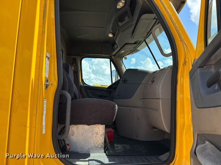 image for item EJ4826 2017 Freightliner Cascadia 125 semi truck